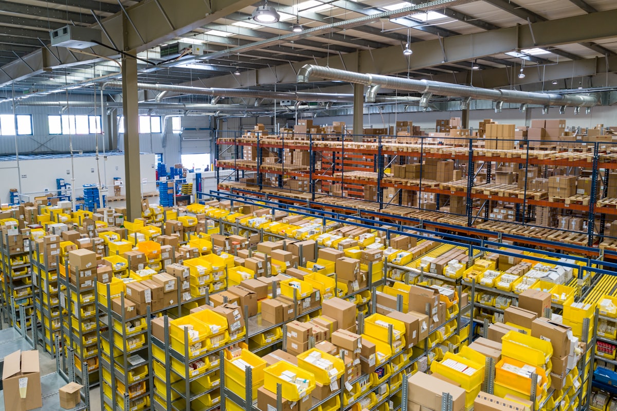 Pakete und Kartons im Cargo-Lager