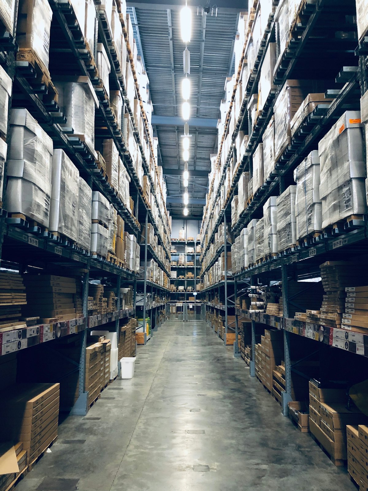 Regale mit verpackten Sendungen im Lager